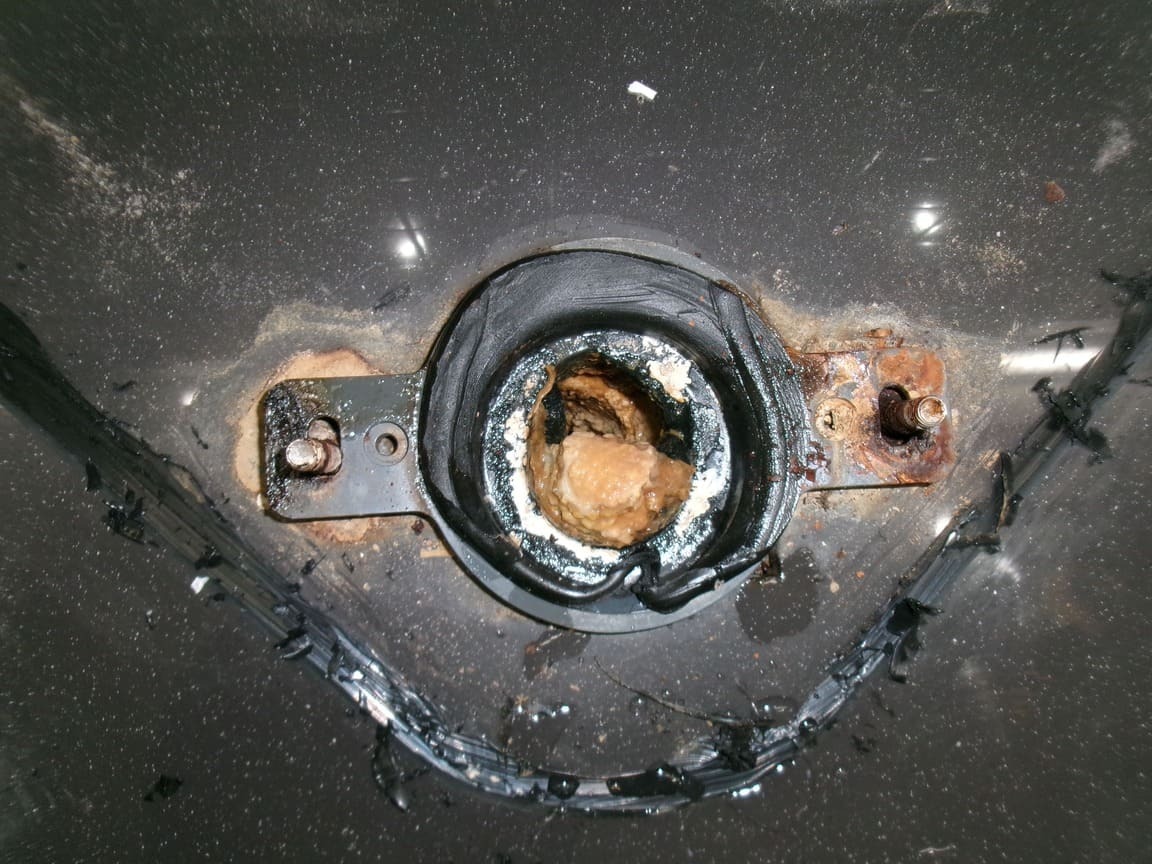 2尿石で詰まった排水口