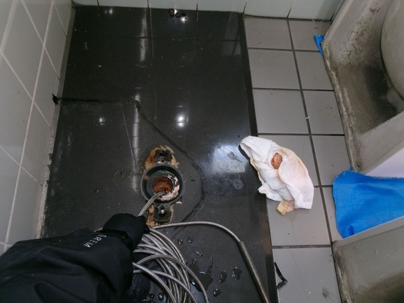 ３排水管の清掃中
