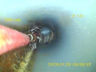 6排水管の清掃中